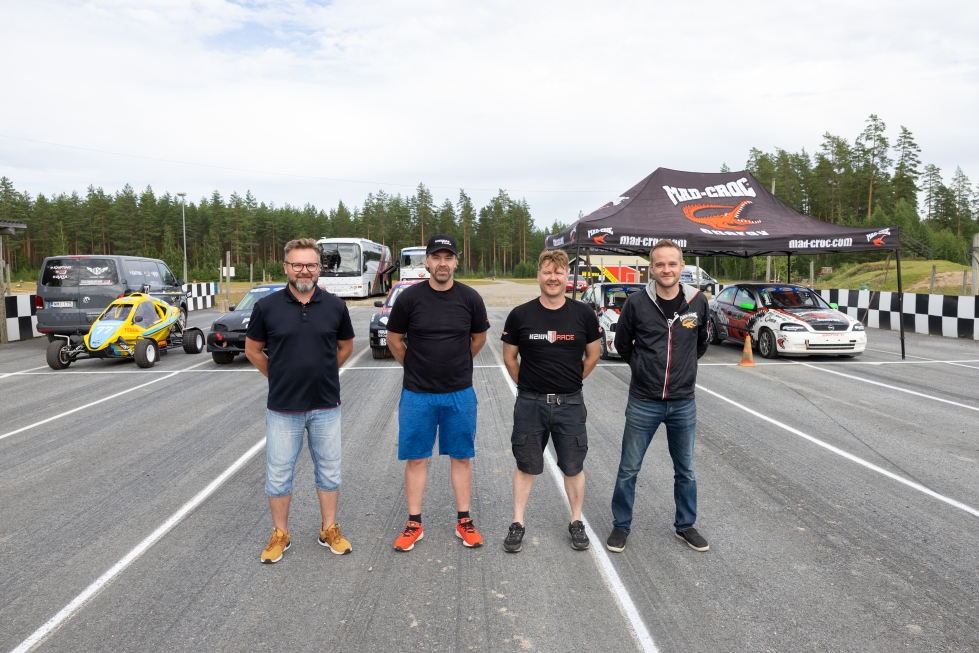 Joensuun Urheiluautoilijoiden kuljettajat Mika Heinonen, Mikko Turunen, Sami Räsänen ja Simo Tuunanen yrittävät hyödyntää kotiradan tuomaa etua Ylämyllyn SM-osakilpailussa.