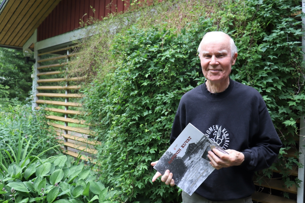 Martti Issakainen kiittelee kirjan taittaja Pekka Utriaisen osaamista Alpiinin kuvat -kirjan vaativissa valmistamisvaiheissa.