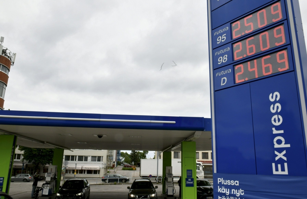 Ministeriön mukaan jakeluvelvoitteen muutos laskee dieselin pumppuhintaa noin 12 senttiä litralta ja bensiinin hintaa hieman dieseliä vähemmän. Lehtikuva / Heikki Saukkomaa