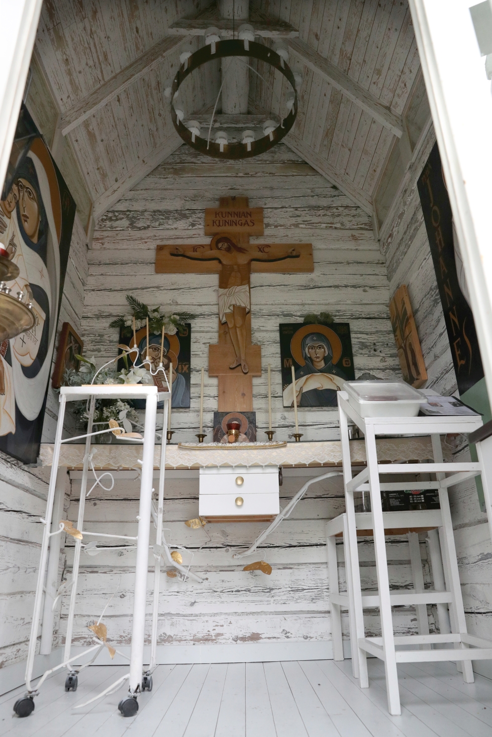 Kylässä asuva munkki Stefanos pitää omalta osaltaan yllä ortodoksiperinnettä. Hänen pihapiiriinsä on rakennettu  tsasouna, joka lienee Suomen pienin.