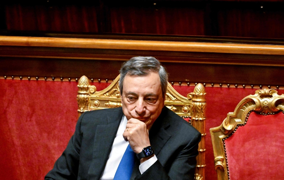 Kolme koalitiopuoluetta ei aio äänestää pääministeri Mario Draghin (kuvassa) hallituksen luottamuksesta. LEHTIKUVA/AFP