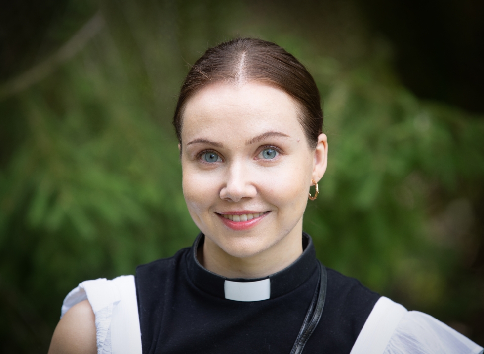 Sara Kurkolan mielestä tärkeintä papin työssä on toisen ihmisen kohtaaminen.