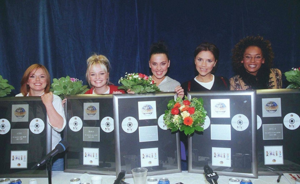 Geri Halliwell (vas.), Emma Bunton, Melanie Chisholm, Victoria Adams ja Melanie Brown saivat platinalevyt Spiceworld-albumistaan ennen Helsingin-esiintymisiä.
