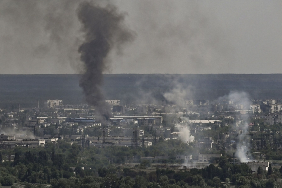 Venäjä on onnistunut valtaamaan alueita Donbassissa, mutta sen joukkojen eteneminen on ollut hidasta ja hidastuu brittitiedustelun arvion mukaan entisestään. Kuva Sjeverodonetskin kaupungista kesäkuussa. LEHTIKUVA/AFP