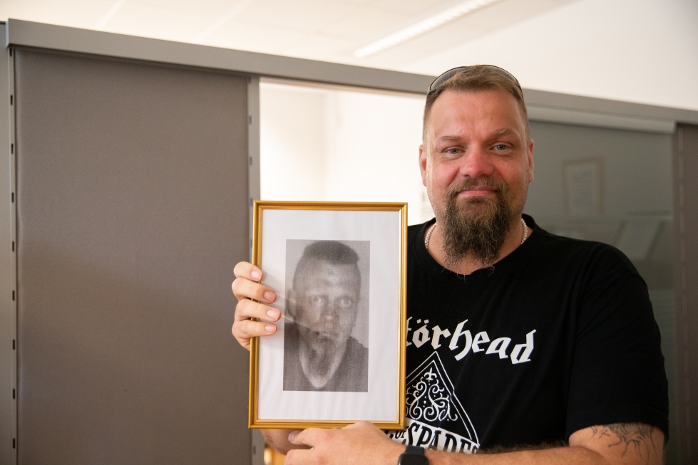 Ennen ja jälkeen. Helppi-yhteisön toiminnanjohtaja Teemu Vepsä näyttää kuvaa ajalta ennen kun raitistui.