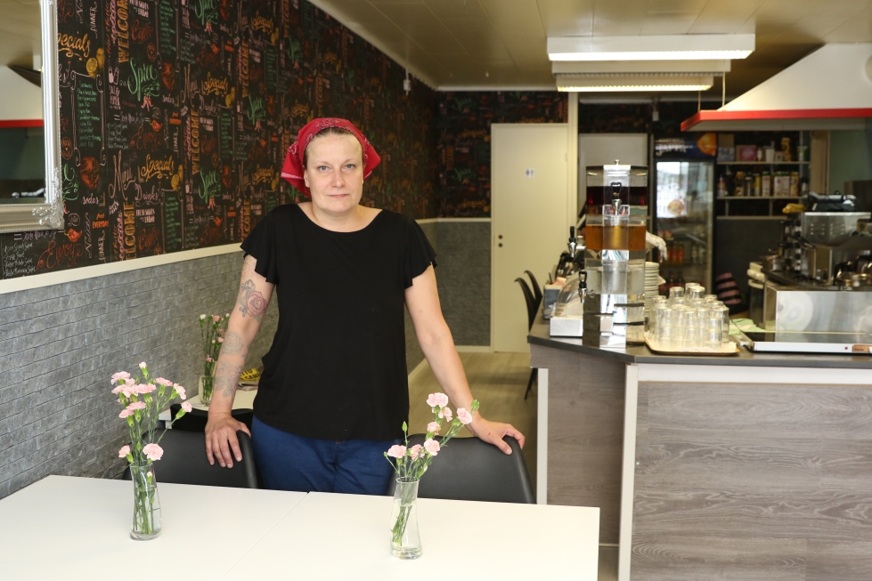 Susanna Ryynänen valmistaa ravintola Emmassa konstailematonta kotiruokaa.
