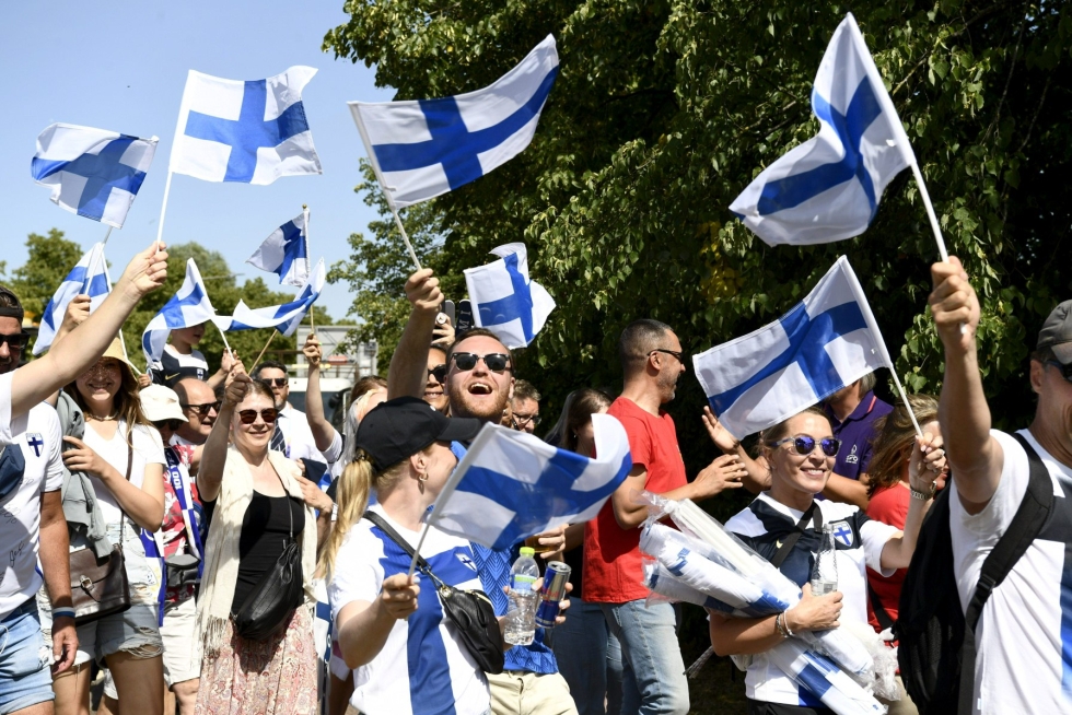 Suomen naisten jalkapallomaajoukkueen kannattajia Milton Keynesissä 8. heinäkuuta. LEHTIKUVA / Emmi Korhonen