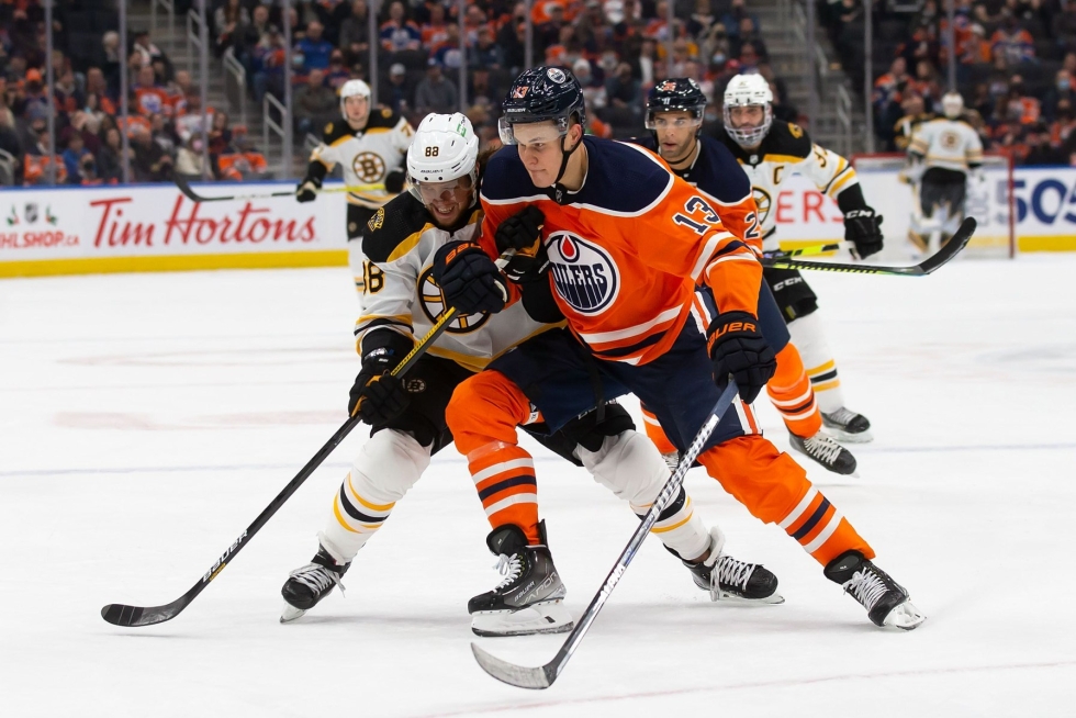 Edmonton Oilers ja Jesse Puljujärvi (oik.) ovat päässeet sopuun suomalaishyökkääjän jatkosopimuksesta. LEHTIKUVA/AFP