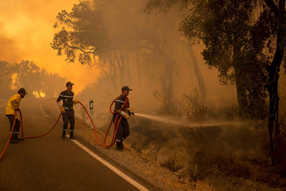 Kuuma ja tuulinen sää on vaikeuttanut palojen saamista hallintaan. LEHTIKUVA / AFP