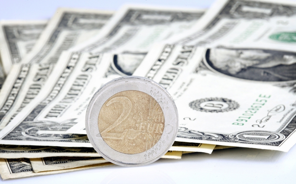 Euro on heikentynyt dollariin nähden 15 prosenttia vuoden alusta. LEHTIKUVA / TIMO JAAKONAHO