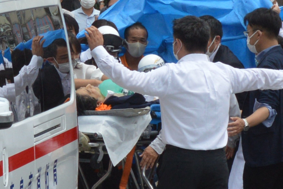 Japanin ex-pääministeri Shinzo Abe kiidätettiin sairaalahoitoon, kun häntä oli ammuttu vaalitilaisuudessa Naran kaupungissa. Lehtikuva/AFP/STR