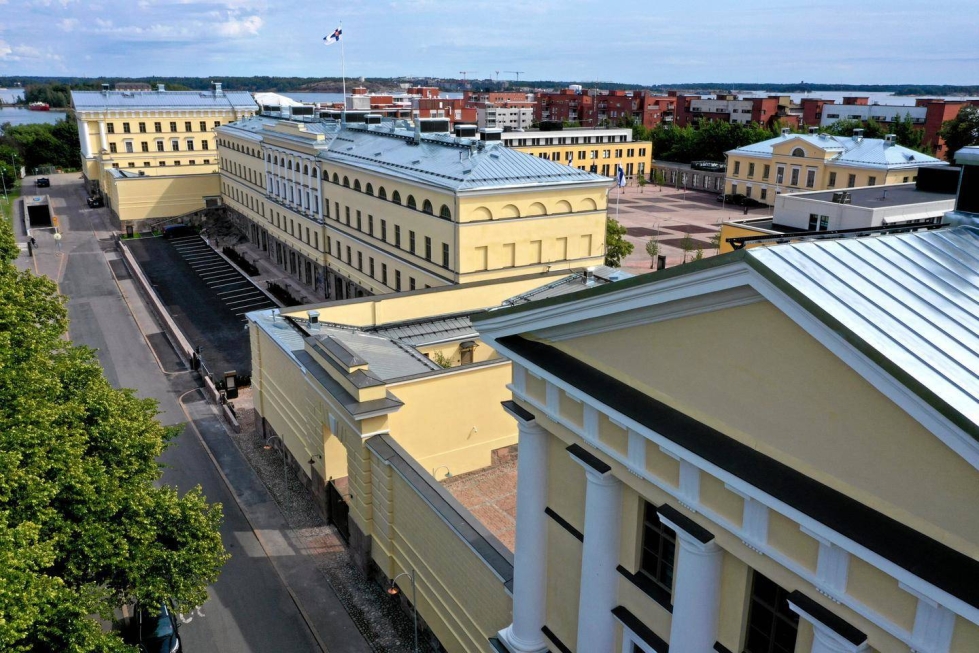 Puolentoista vuoden valmennuskurssin kautta pääsee diplomaatin uralle ulkoministeriöön. Ulkoministeriö sijaitsee Helsingin Katajanokalla Merikasarmi-rakennuksissa.