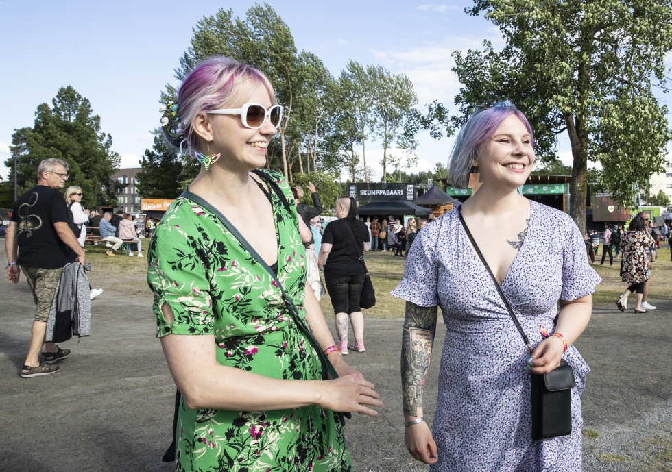 Sinipilvi Lihavainen (vas.) ja Anni Lampinen olivat innoissaan festivaalin artistikattauksesta.