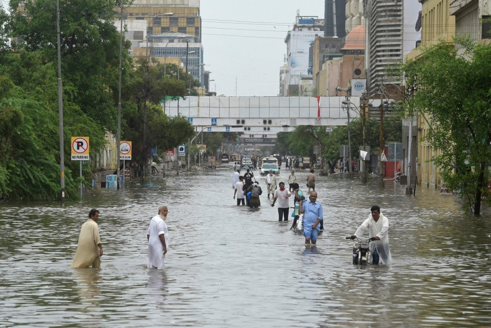 Katu tulvi Karachissa Pakistanissa maanantaina. LEHTIKUVA/AFP
