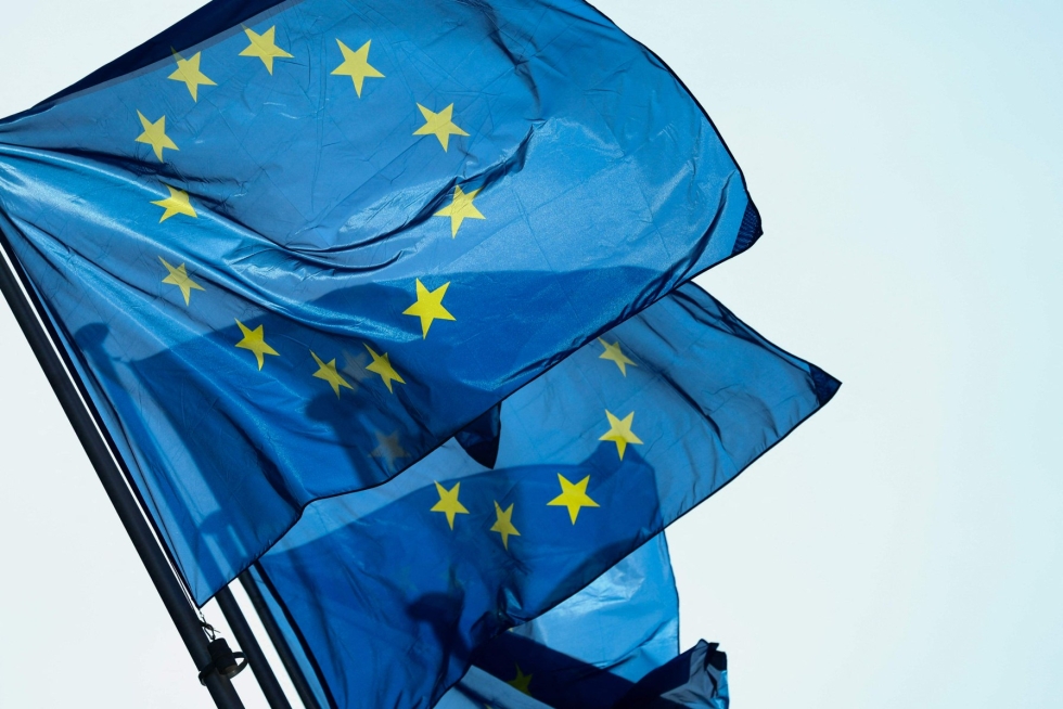 Unionin lippuja EU-komission päämajan edustalla Brysselissä. Lehtikuva/AFP