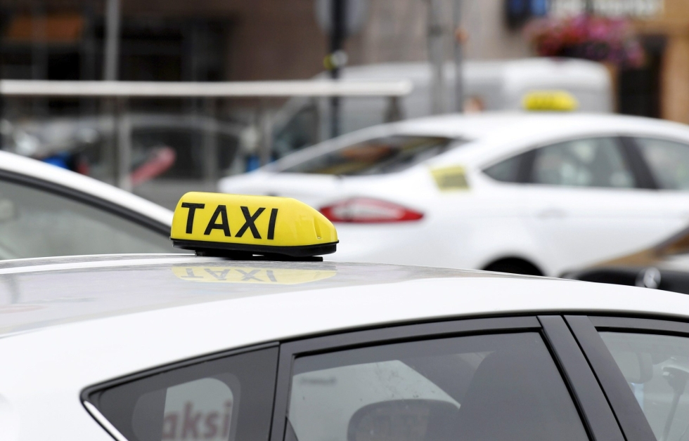 Kuluttajaliittoon on otettu taksiuudistuksen jälkeen yhteyttä niin palvelun saatavuudesta, hinnasta kuin turvallisuudestakin. LEHTIKUVA / Saara Peltola