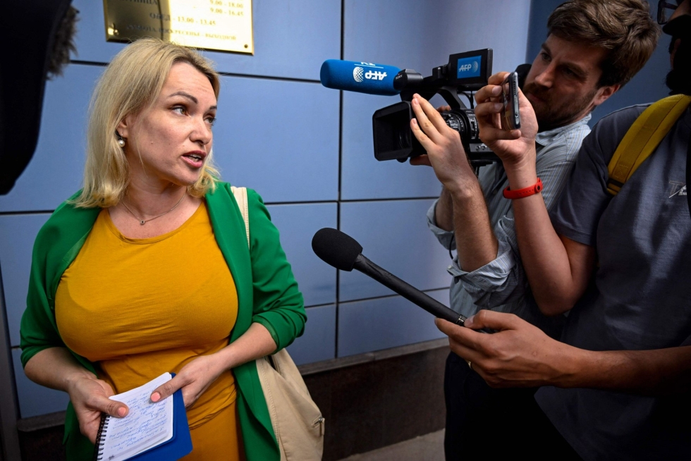 Venäjän ykköskanavan toimittaja Marina Ovsjannikovalle määrättiin 50 000 ruplan eli noin 800 euron sakot armeijan mustamaalaamisesta torstaina. LEHTIKUVA/AFP