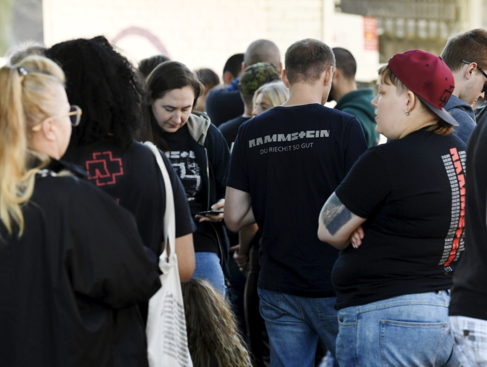 Arviolta 15 000 suomalaista matkusti Tallinnaan katsomaan saksalaisyhtye Rammsteinin keikkaa. Kuvassa yhtyeen faneja odottaa pääsyä konserttiin Tallinnan Laululavalle. LEHTIKUVA / Anni Ågren