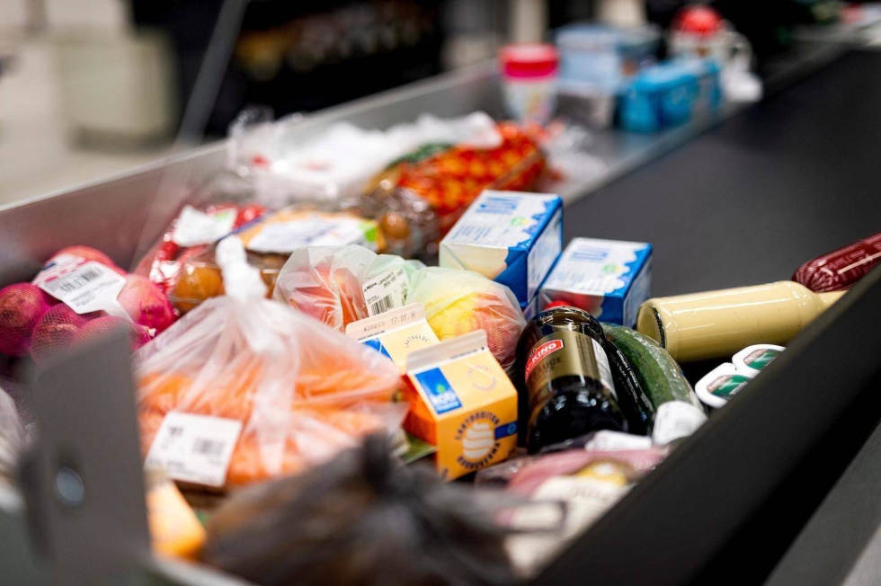 USU-gallupin mukaan seitsemän prosenttia suomalaisista on ostanut entistä vähemmän elintarvikkeita ruuan hinnan kallistumisen takia.