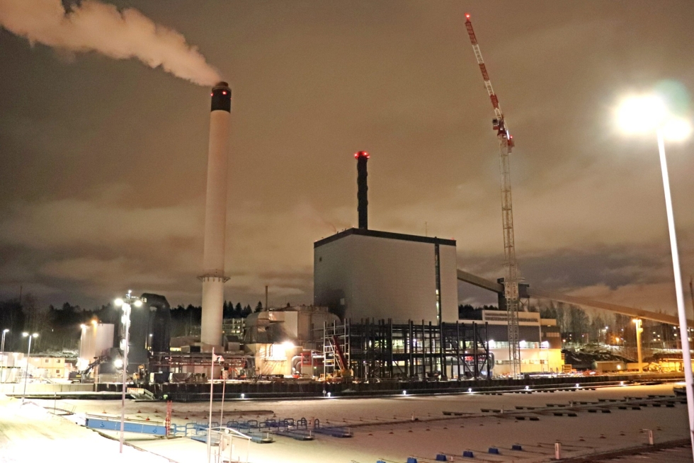 Tampereen Sähkölaitoksen Naistenlahden voimalaitoksen öljyvarastoja täytetään osin venäläisellä öljyllä venäläisen maakaasun korvaamiseksi. LEHTIKUVA / TARJA REPO