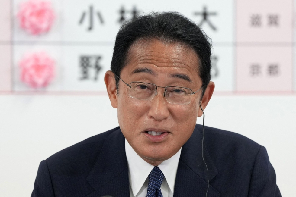 Japanissa tänään järjestetyissä parlamentin ylähuoneen vaaleissa hallitsevan liberaalidemokraattisen puolueen (LDP) johtama koalitio on voittamassa vaalit. Kuvassa Japanin pääministeri  ka LDP:n johtaja Fumio Kishida. LEHTIKUVA/AFP