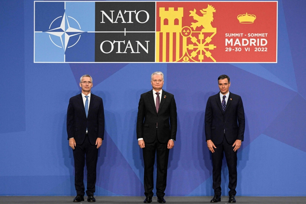 Liettuan presidentti Gitanas Nauseda (keskellä) yhdessä Naton pääsihteerin Jens Stoltenbergin ja Espanjan pääministerin Pedro Sanchesin kanssa Madridin Nato-huippukokouksessa. LEHTIKUVA/AFP