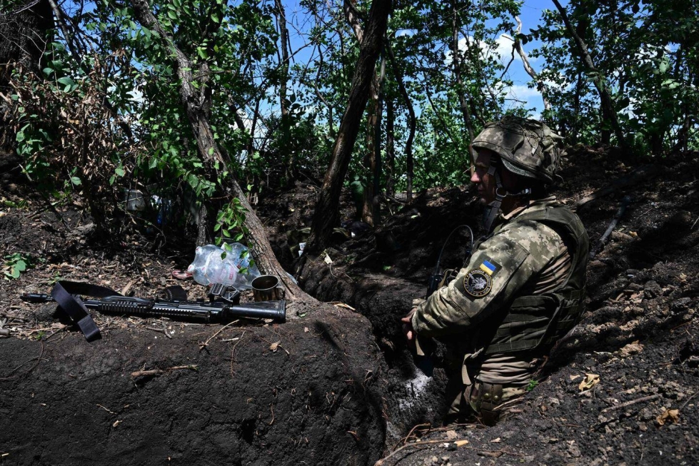 Ukrainalainen sotilas vahtivuorossa lähellä etulinjaa Itä-Ukrainassa.