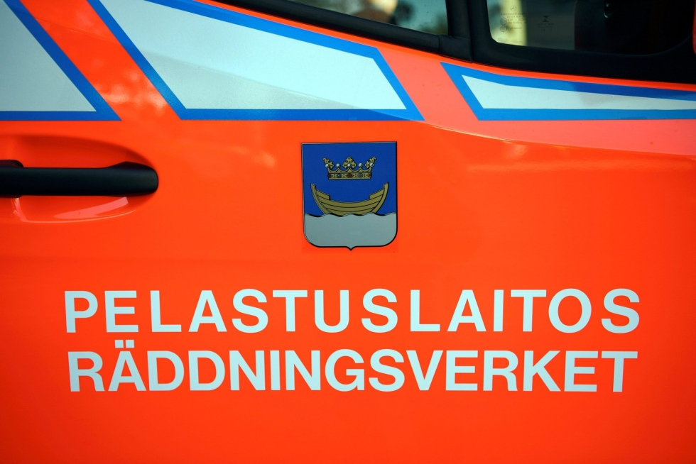 Euran onnettomuuspaikalle lähetettiin useita pelastuksen ja ensihoidon yksiköitä. LEHTIKUVA / Antti Aimo-Koivisto