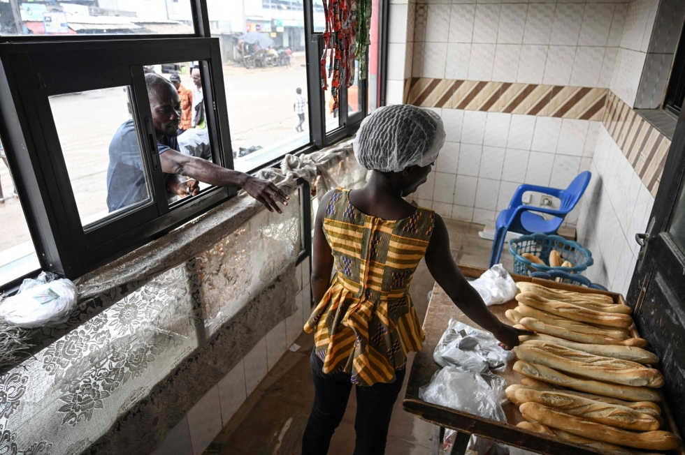 Kauppa kävi leipomossa Norsunluurannikon Abidjanissa kesäkuussa. LEHIKUVA/AFP