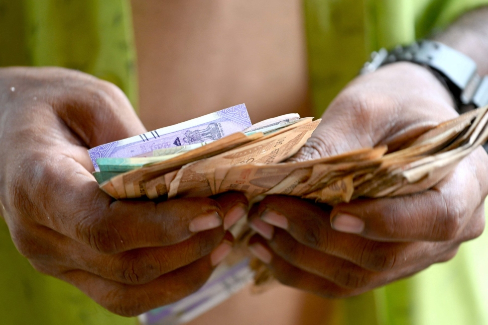 Dollarista maksettiin aamun kaupankäynnissä yli 80 rupiaa. LEHTIKUVA/AFP