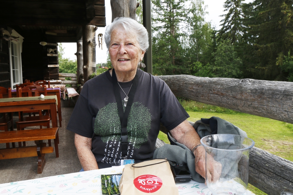 Anita Smiley järjestää kiertomatkoja Yhdysvalloista Suomeen. Yksi Smileyn matkojen vierailukohteista on Puukarin Pysäkki.