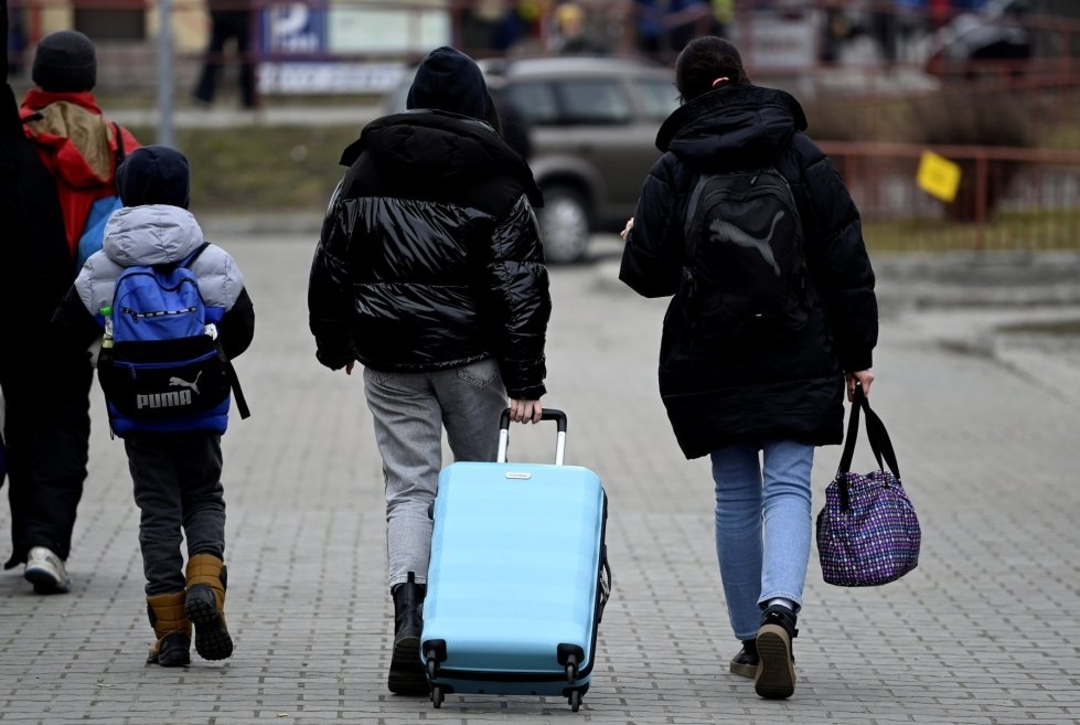 Ukrainalaisia pakolaisia rautatieasemalla Puolan Przemyslissa maaliskuussa. LEHTIKUVA / Antti Aimo-Koivisto