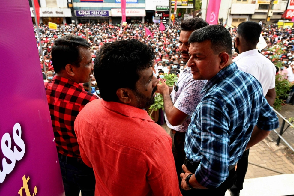 Vasemmistojohtaja Anura Dissanayake (toinen vasemmalta) on yksi kolmesta presidentinvaaleihin nimetystä ehdokkaasta. LEHTIKUVA/AFP