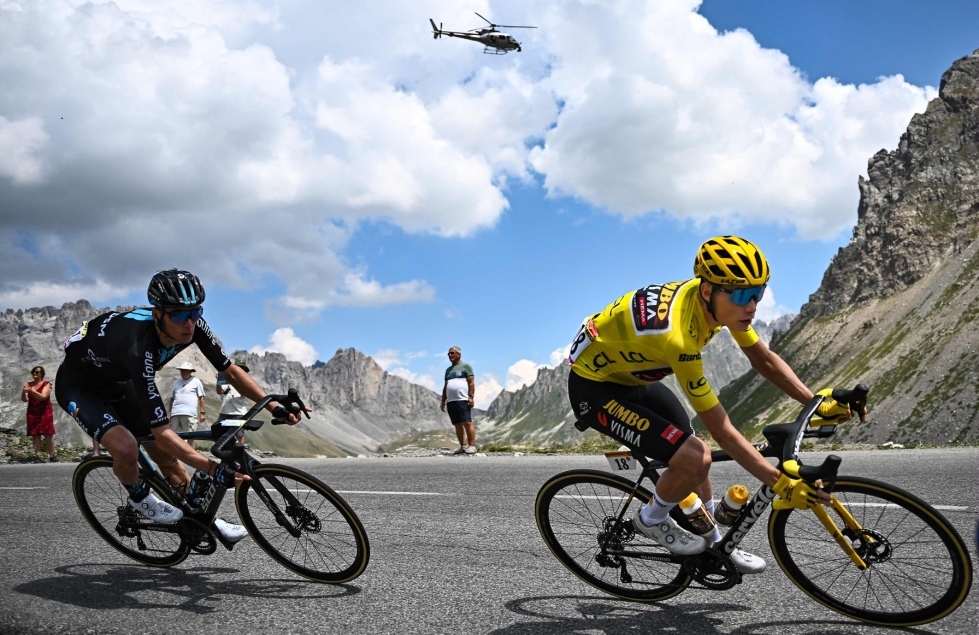 Jonas Vingegaard jatkaa Tour de Francen kokonaiskilpailun kärjessä. LEHTIKUVA/AFP