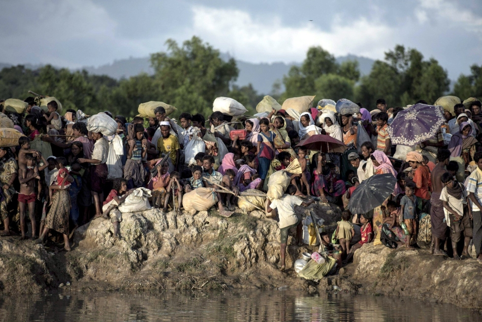Rohingyapakolaisia matkalla Myanmarista Bangladeshiin lokakuussa 2017. LEHTIKUVA / AFP