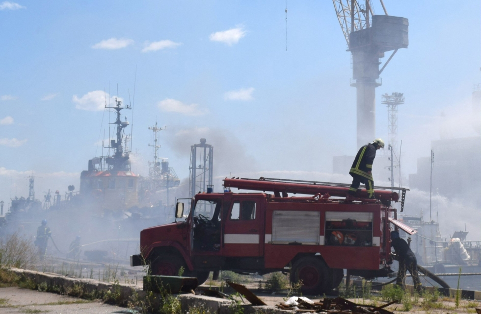 Odessan kaupunginvaltuuston julkaisemassa kuvassa kaupungin satamassa sammutetaan tulipaloa Venäjän lauantaisen ohjusiskun jälkeen. LEHTIKUVA/AFP/Odessan kaupunginvaltuuston Telegram-kanava