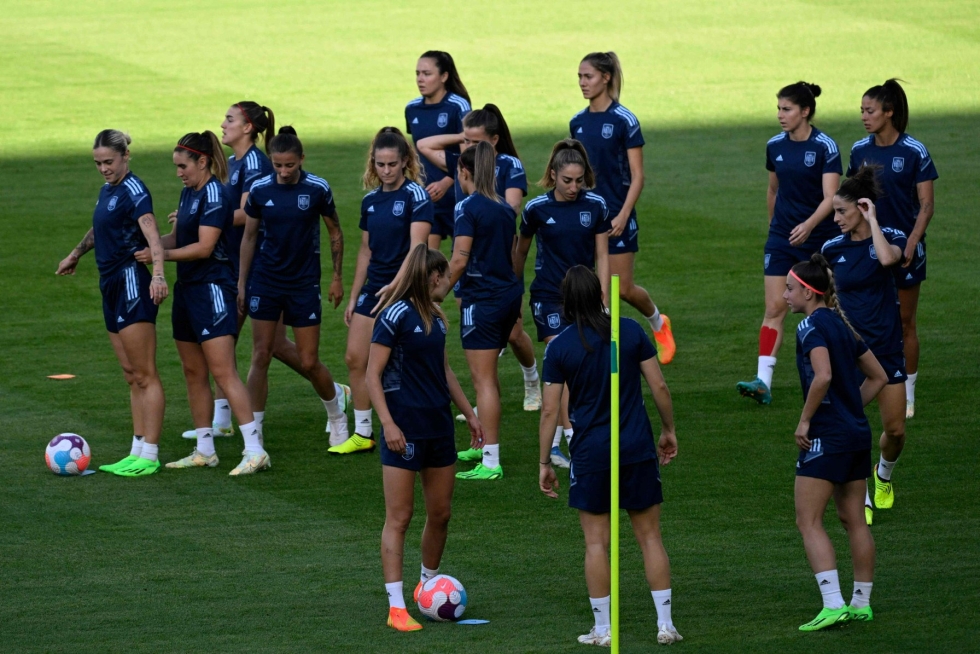 Suomen naisten jalkapallomaajoukkue aloittaa pelit EM-lopputurnauksessa Englannissa tänään, kun Milton Keynesissä vastaan asettuu Espanja (kuvassa). LEHTIKUVA/AFP