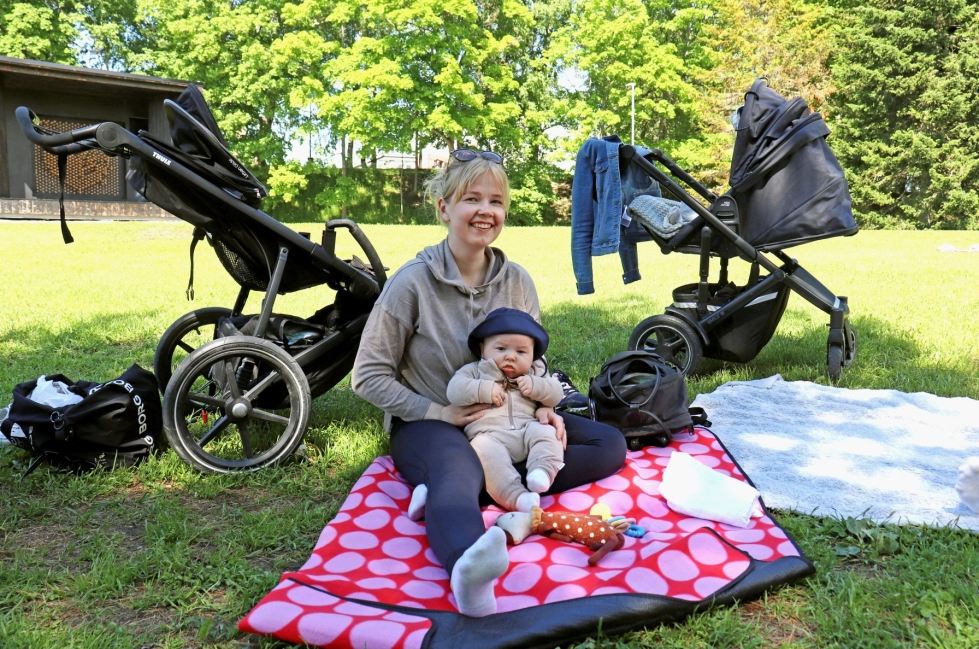 Joanna Jokela ja Olavi-vauva nauttivat kesästä Mannerheimin Lastensuojeluliiton vauvakerhossa. LEHTIKUVA / TARJA REPO
