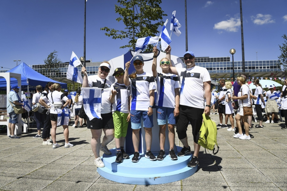 Milton Keynesissä suomalaisfaneilla oli lähes tulkoon järjestään päällään Suomen pelipaita, niin myös oululaisella Selkälän perheellä. LEHTIKUVA / Emmi Korhonen
