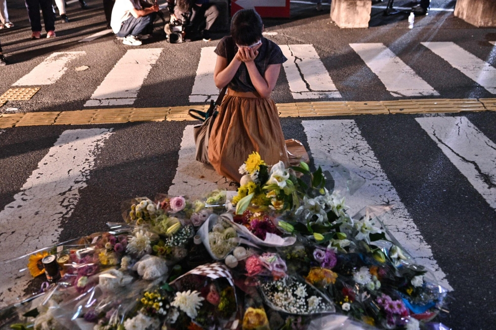 Useat ilmaisivat tuoreeltaan surunvalittelunsa sekä järkytyksensä Japanin entisen pääministerin Shinzo Aben kuolemasta perjantaina. Kuva Naran alueelta Japanista. LEHTIKUVA/AFP