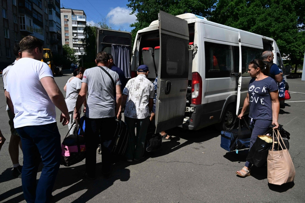 Ukrainassa Bahmutin ja sen lähikaupunkien asukkaita 12. heinäkuuta lähdössä evakuointibussilla kohti Dniproa. LEHTIKUVA/AFP