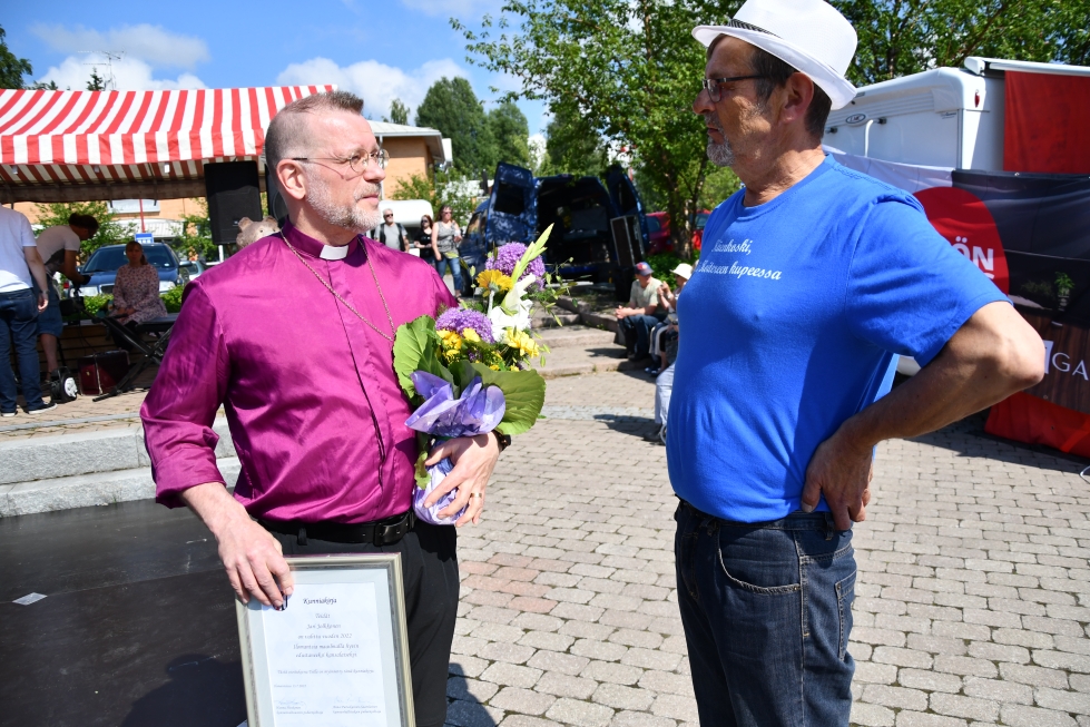 Ilomantsin lomalaisten toripäivässä palkitun piispa Jari Jolkkosen juttusille oli tullut Tapio Tykkyläinen.