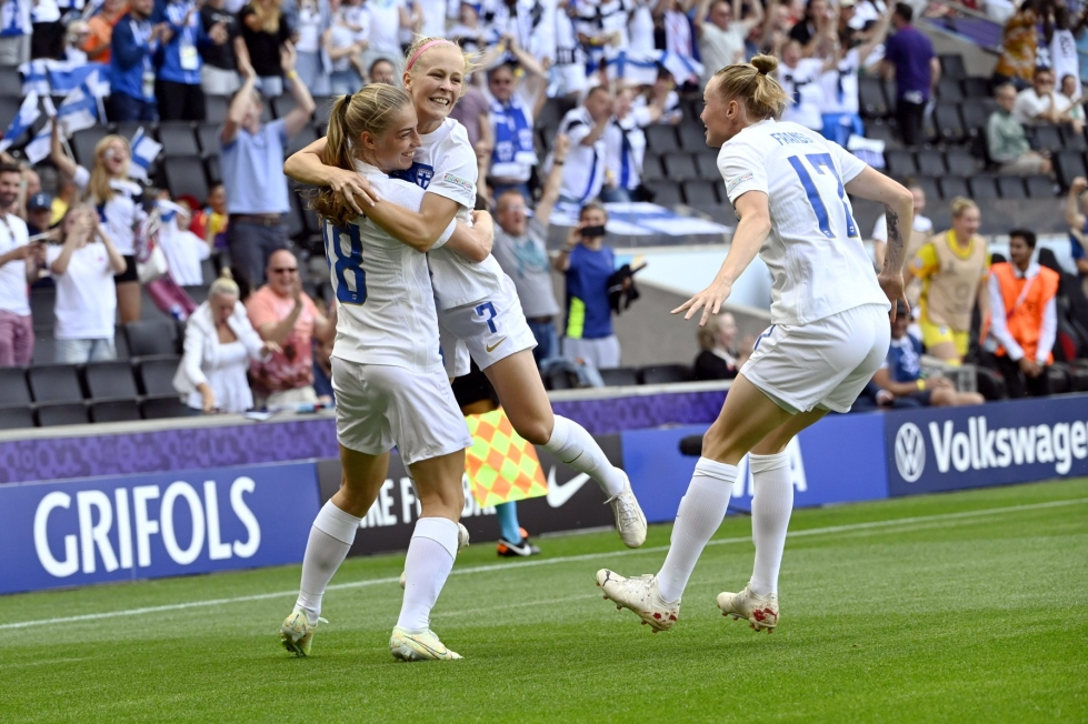 Linda Sällström (vasemmalla) teki maalin pelissä Espanjaa vastaan. Kuvassa myös Adelina Engman ja Sanni Franssi. LEHTIKUVA / Emmi Korhonen