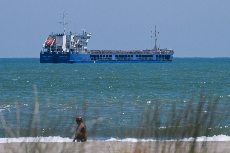 Venäjän lipun alla purjehtiva Zhibek Zholy -niminen rahtilaiva oli ankkuroituneena Turkin Mustanmeren rannikon edustalla vielä viikon alkupuolella. Lehtikuva/AFP