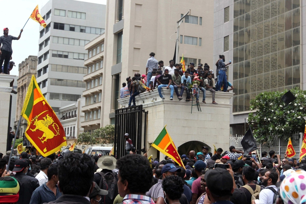 Sri Lankassa mielenosoittajat rynnäköivät presidentin virka-asuntoon. LEHTIKUVA / AFP