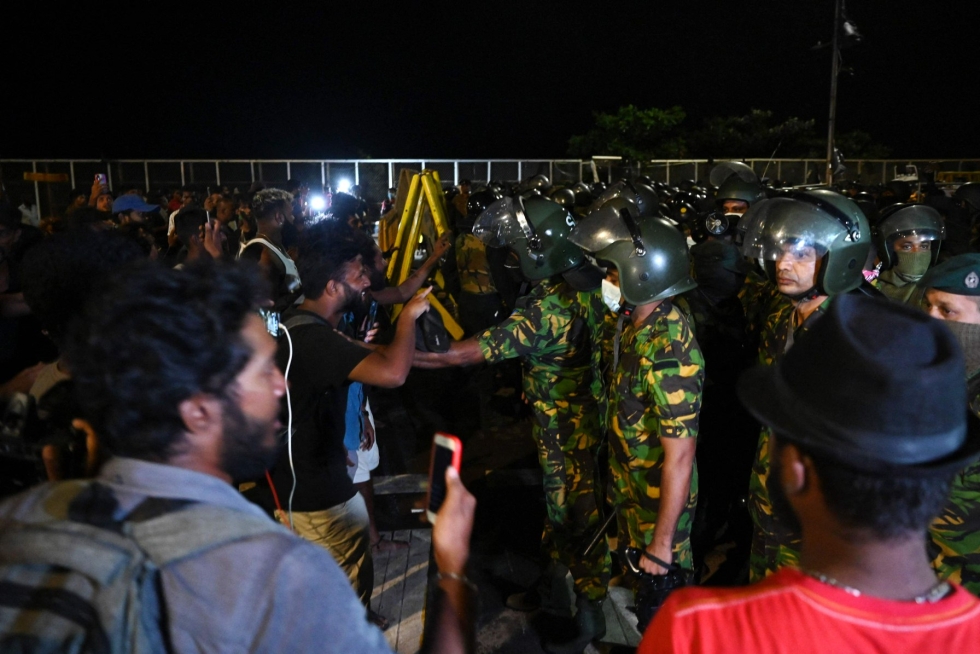 Mellakavarusteisten viranomaisten häätämät aktivistit olivat jo aiemmin ilmoittaneet, että he aikovat luovuttaa presidentin palatsin perjantaina iltapäivästä. LEHTIKUVA/AFP