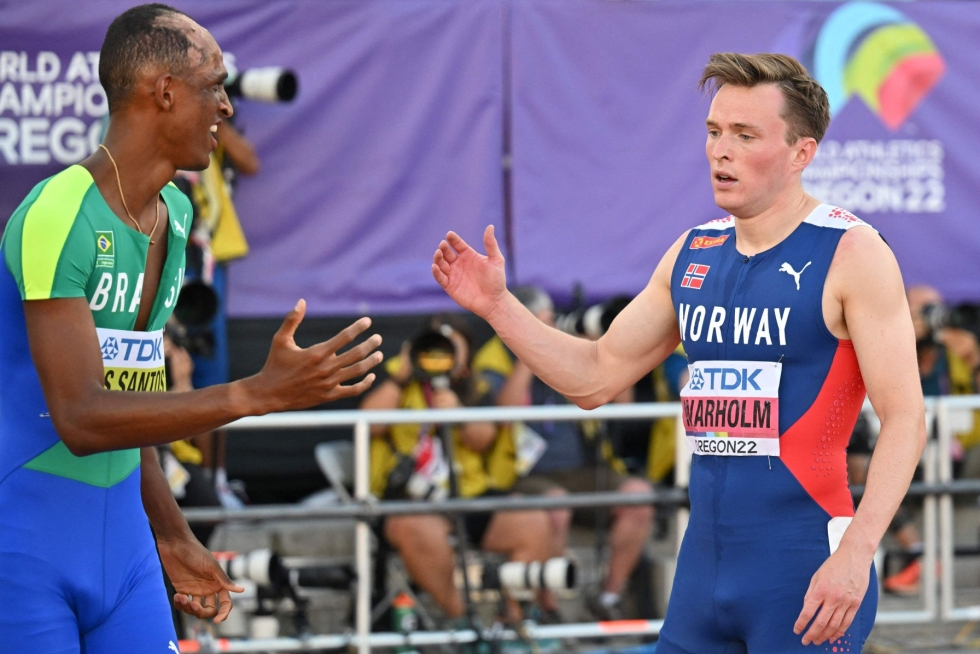 Miesten 400 metrin aitajuoksun hallitseva olympiavoittaja, maailmanmestari Karsten Warholm (oikealla) hyytyi Eugenessa seitsemänneksi. Voittoon juoksi uudella kisaennätyksellä Brasilian Alison Dos Santos (vasemmalla). LEHTIKUVA/AFP