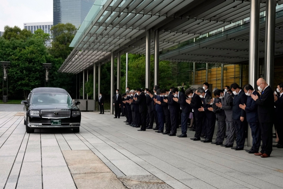 Abea kuljettanut ruumisauto pysähtyi hetkeksi pääministerin toimistolle Tokiossa 12. heinäkuuta 2022. LEHTIKUVA/AFP