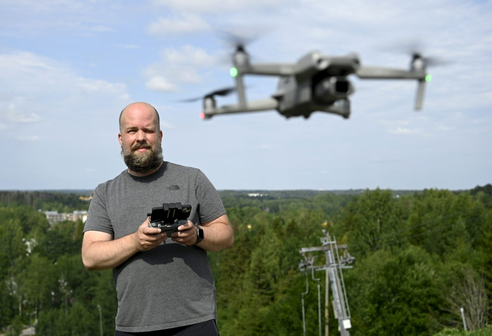Dronekuvaaja Julius Janssonin mielestä Suomen viranomaisilla on ollut dronejen lennättämiseen hyvä asenne, jossa ei ole lähdetty kieltämään kieltämisen vuoksi. LEHTIKUVA / VESA MOILANEN