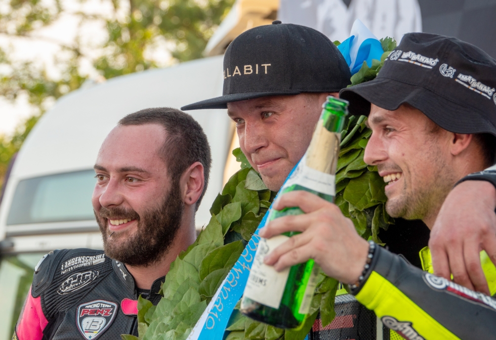 Kiteeläislähtöinen Erno Kostamo voitti viime kesänä Imatranajossa kaikki starttinsa. Vasemmalta David Datzer ja oikealla Pierre Yves Bian.
